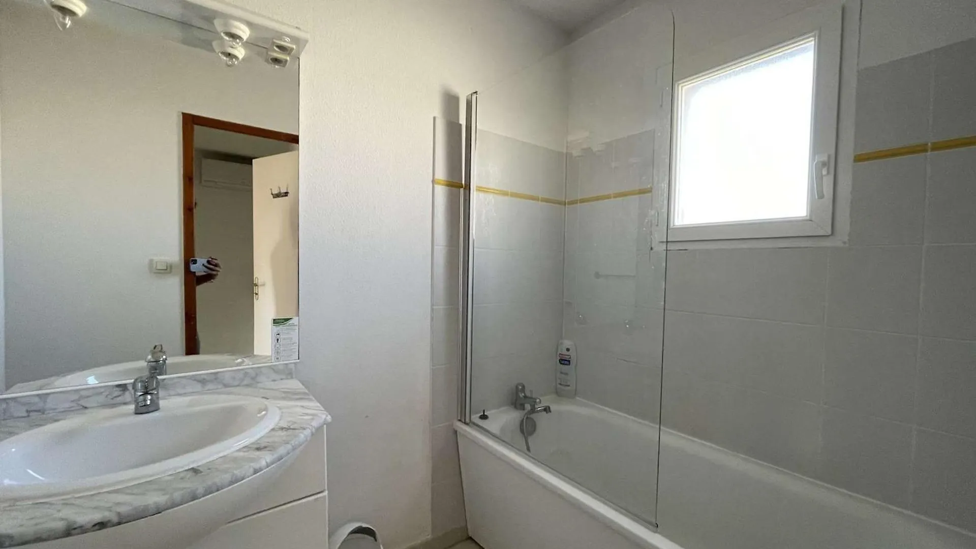 Maison Duplex Avec Terrasse, 2 Chambres, Piscines Et Parking - Fr-1-382-19 Salavas 0*,  France