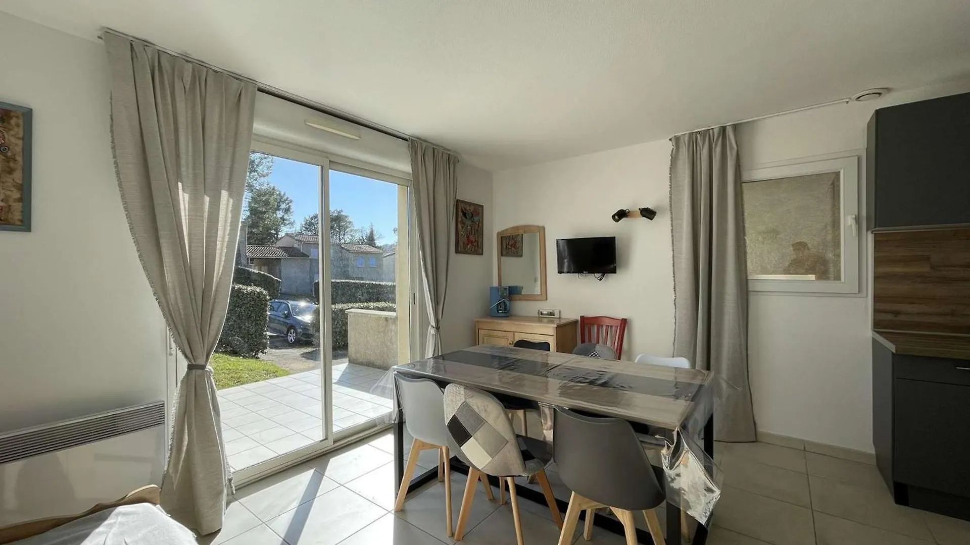 Maison Duplex Avec Terrasse, 2 Chambres, Piscines Et Parking - Fr-1-382-19 Salavas